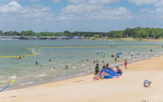 Beautiful white-sand beach at waterfront Lynn Creek Park, Grand Prairie, Texas, USA – Grand Prairie, cheap car insurance in Texas