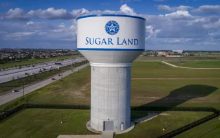 Fort Bend County, city of Sugar Land on a sunny day with lots of cars circulating, Texas – cheap car insurance in Texas.