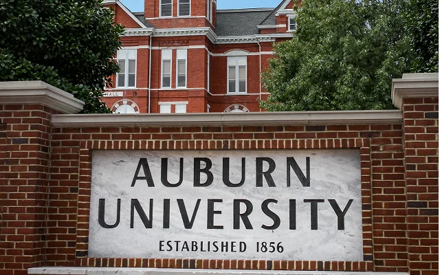 Vertical picture of Samford Hall at Auburn University in Auburn, Alabama (United States) – Auburn, cheap car insurance in Alabama