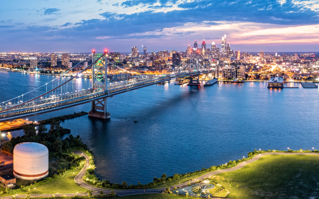 Philadelphia skyline and Benjamin Franklin Bridge at dusk.